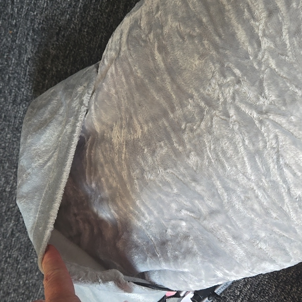 Soft Grey And.pink Travel Pillow - Picture 2 of 8